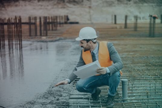 Inspektion der gegossenen Betonplatte auf der Baustelle