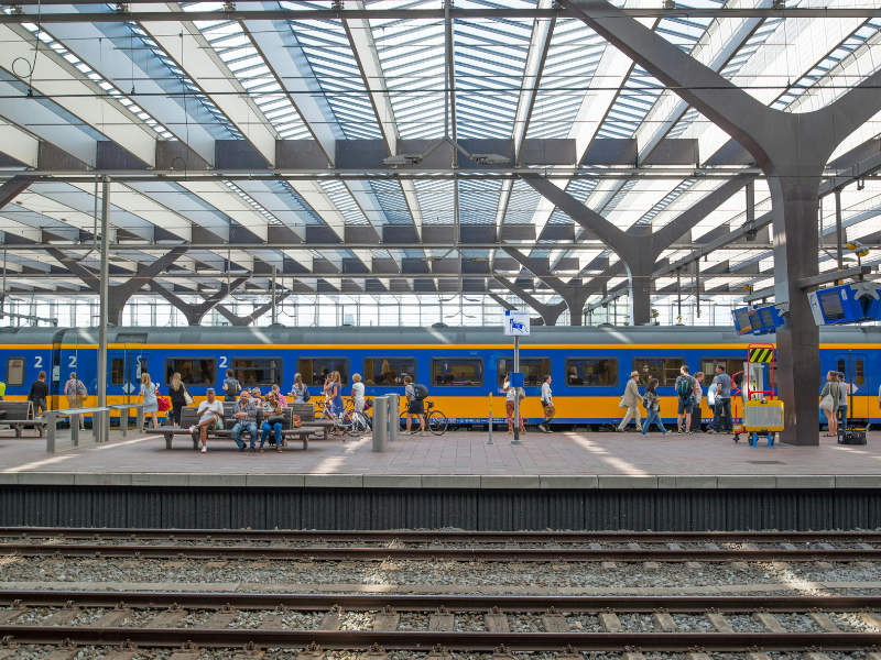 Wie NS KI zur Optimierung von Bahnhofsbereichen nutzen kann